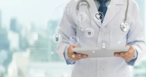 Arzt hält Tablet in der Hand