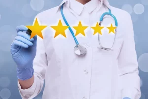 Arzt malt mit einem Stift 5 Sterne vor sich in die Luft