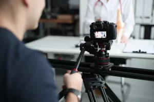 Videograf erstellt ein Social Media Video von einem Arzt