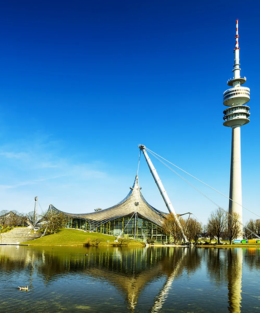 Olympiapark München mit Olympiaturm und Olympia Halle hinter dem See